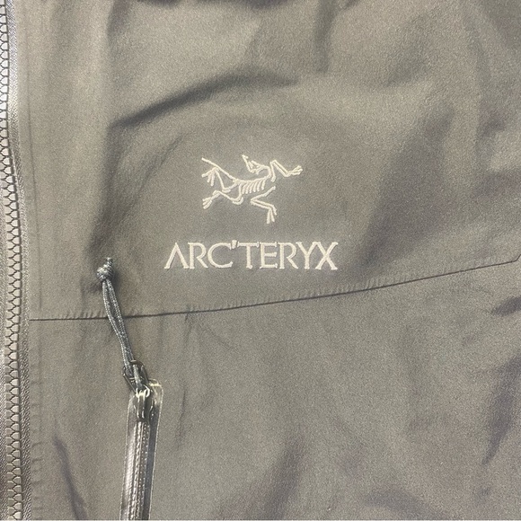 Arc’teryx Black GORE-TEX Hooded Shell Jacket – High-Performance Outdoor Gear - Picture 7 of 15